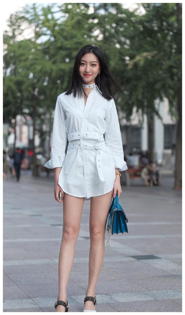 街拍：轻熟风少女穿搭，有一种独特的自信和魅力