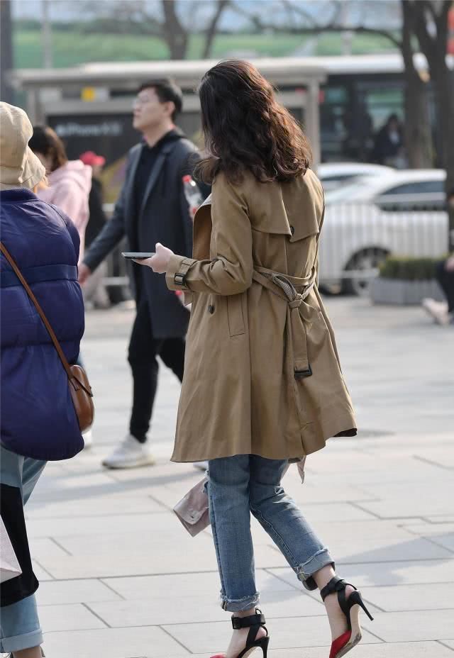  出气@衣着牛仔裤子，是配搭高跟鞋子還是配搭平跟鞋，搭出气场最关键