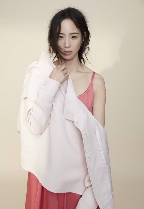 张钧宁也太会穿了，一条阔腿裤穿出高级感，网友:腿也太短了吧