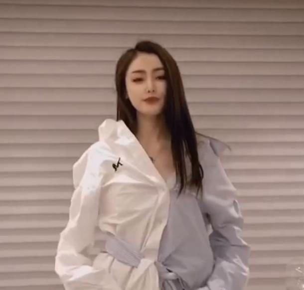  祝绪丹■“俩件衣服裤子当做一件衣服穿”