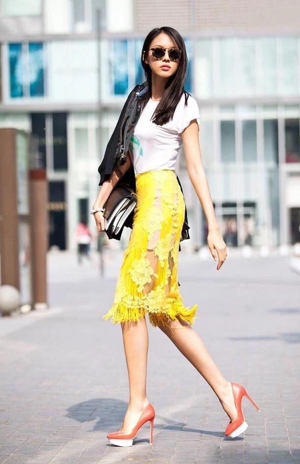 街拍丨小姐姐们正确示范夏天穿白色有多清凉