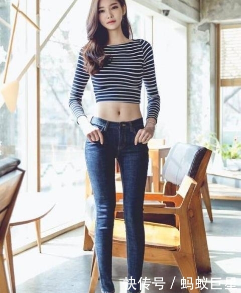 『气质』年轻自信的牛仔裤美女,高挑又漂亮!
