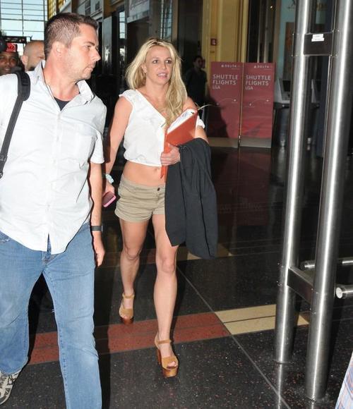 布兰妮露脐装短到胃就算了，短裤还是低腰的，腰上的肉根本藏不住