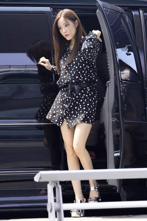 娜扎输给了关晓彤！不仅腿短，还九曲十八弯？