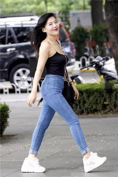 清爽的小姐姐，紧身牛仔裤勾勒丰腴阔达的线条，厚厚的很可爱