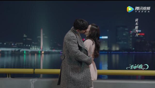 热巴邓伦"电梯吻"花絮曝光 两人对视羞笑网友大呼甜蜜