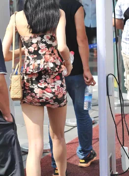 街拍:小姐姐这花裙子真的漂亮，身材高挑气质迷人!