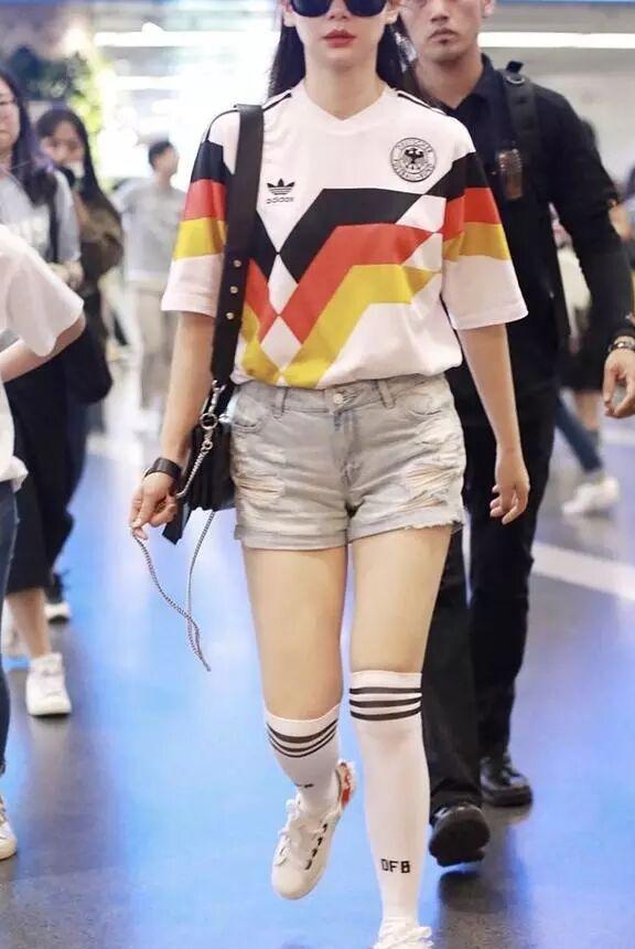 33岁戚薇厉害了，这么紧的“运动袜”硬要穿，网友：赘肉都出来了