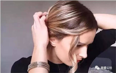 别再把丸子头扎那么高了，现在流行低丸子头，只需一个麻花辫而已