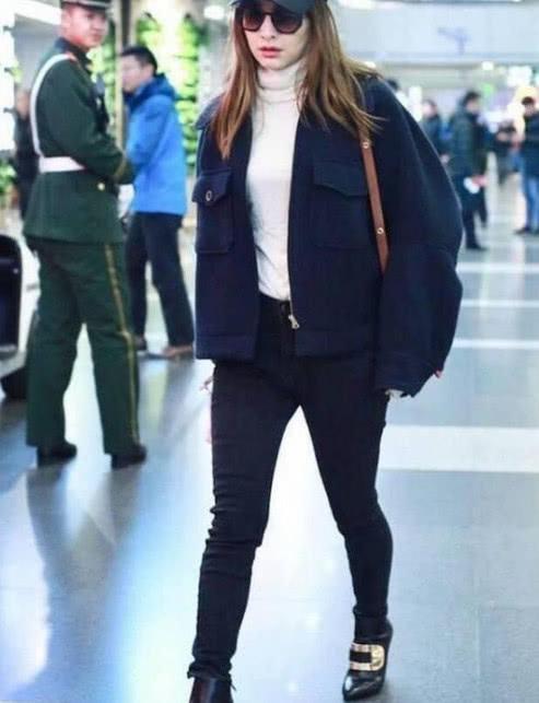 吴昕又作妖了 将黑色T恤塞进牛仔裤里 网友：何炅你也不管管！