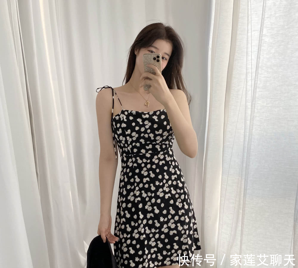 「少女」满满春季感觉的花款连身裙,连身裙加花的款式非常的少女心哦