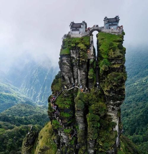 悬崖上的寺庙，矗立在贵州大山深处险峰之上！你敢爬上去吗？