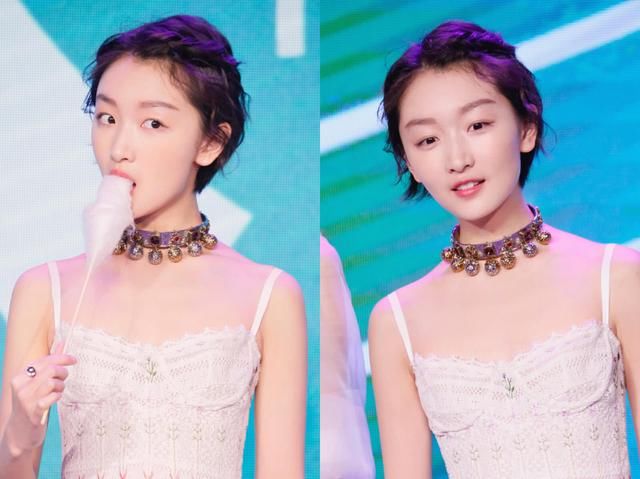 热巴的事业线怎么缩水了？裙装选错美胸皇后也变飞机场！