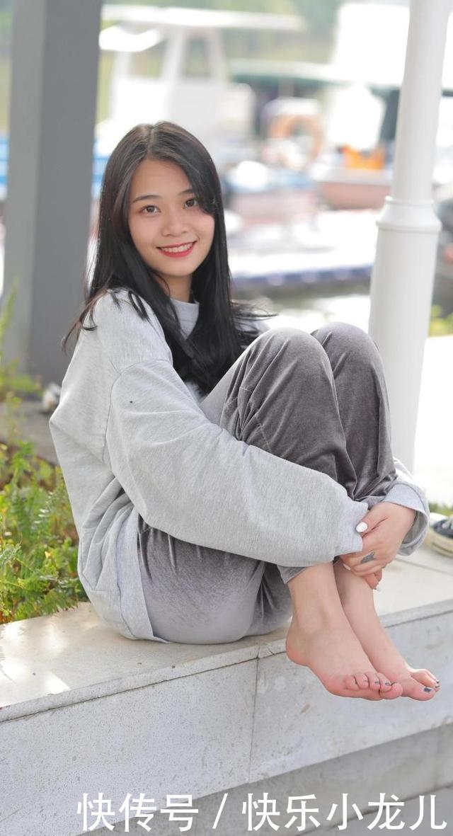  #穿搭#街拍：热裤才30cm，小姐姐穿出一双大长腿，打翻了男友的醋坛子