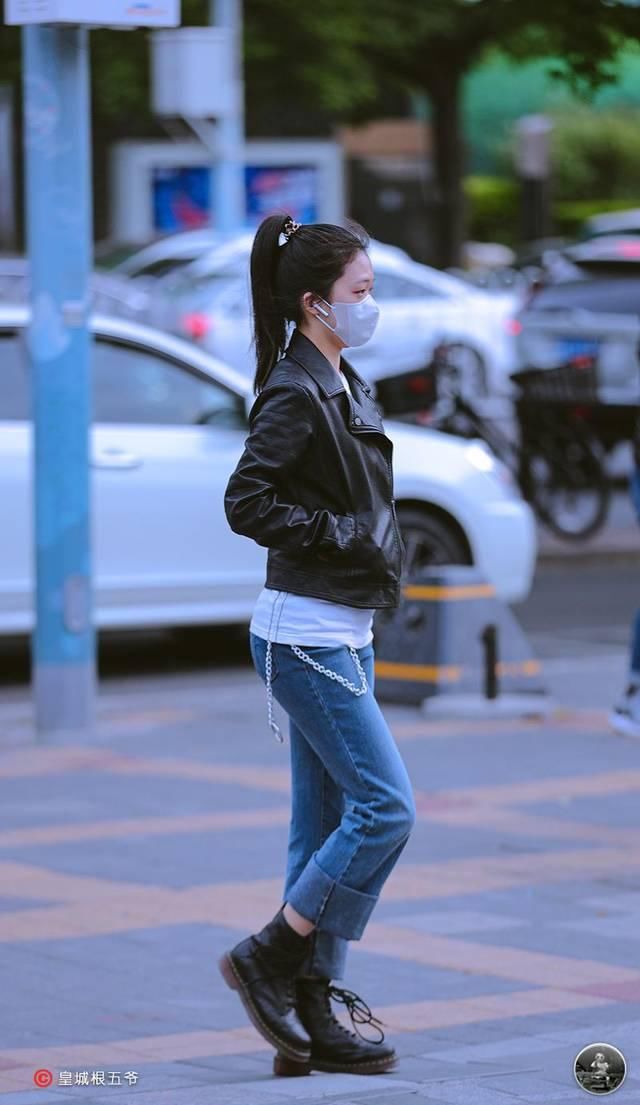 「美女」街拍:注重细节方面的考量,美女们对于单品的选择总是非常的谨慎