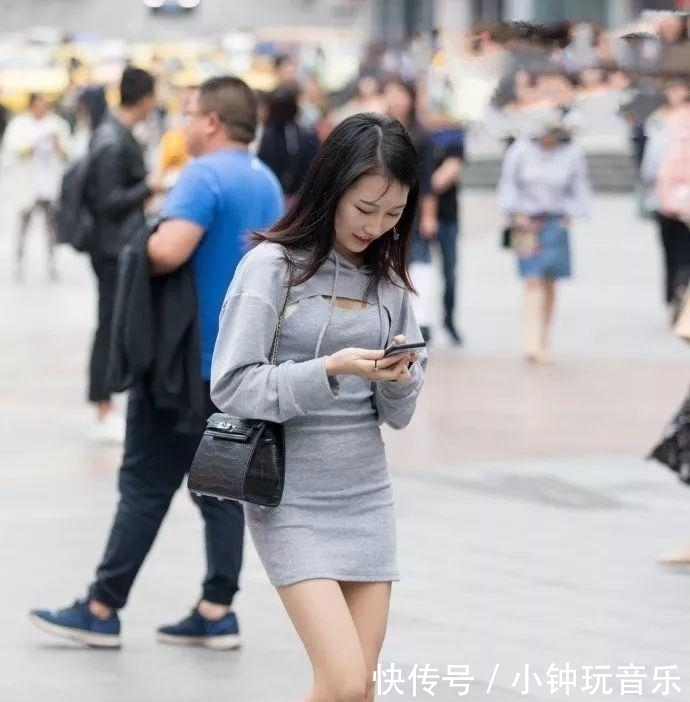  [精致]街拍牛仔短裤搭配黑色吊带背心，精致装扮为气质加分
