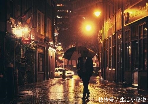 现代诗:雨中的老街