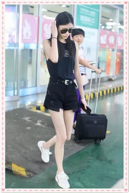 奚梦瑶这下糗大了!穿紧身背心都撑不起来,网友:心疼何煪君!