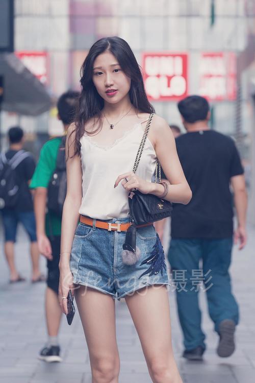 街拍：穿牛仔短裤的长腿姑娘，长相美，气质佳，人品更是好