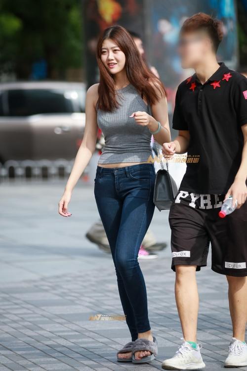 路人街拍，喜欢小姐姐甜甜的笑容，更喜欢凹凸有致的身材