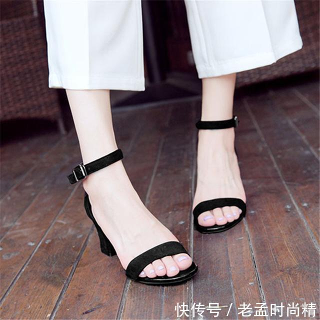 『传统』传统凉鞋不兴了,今夏流行这样的高跟凉鞋,最具女人味