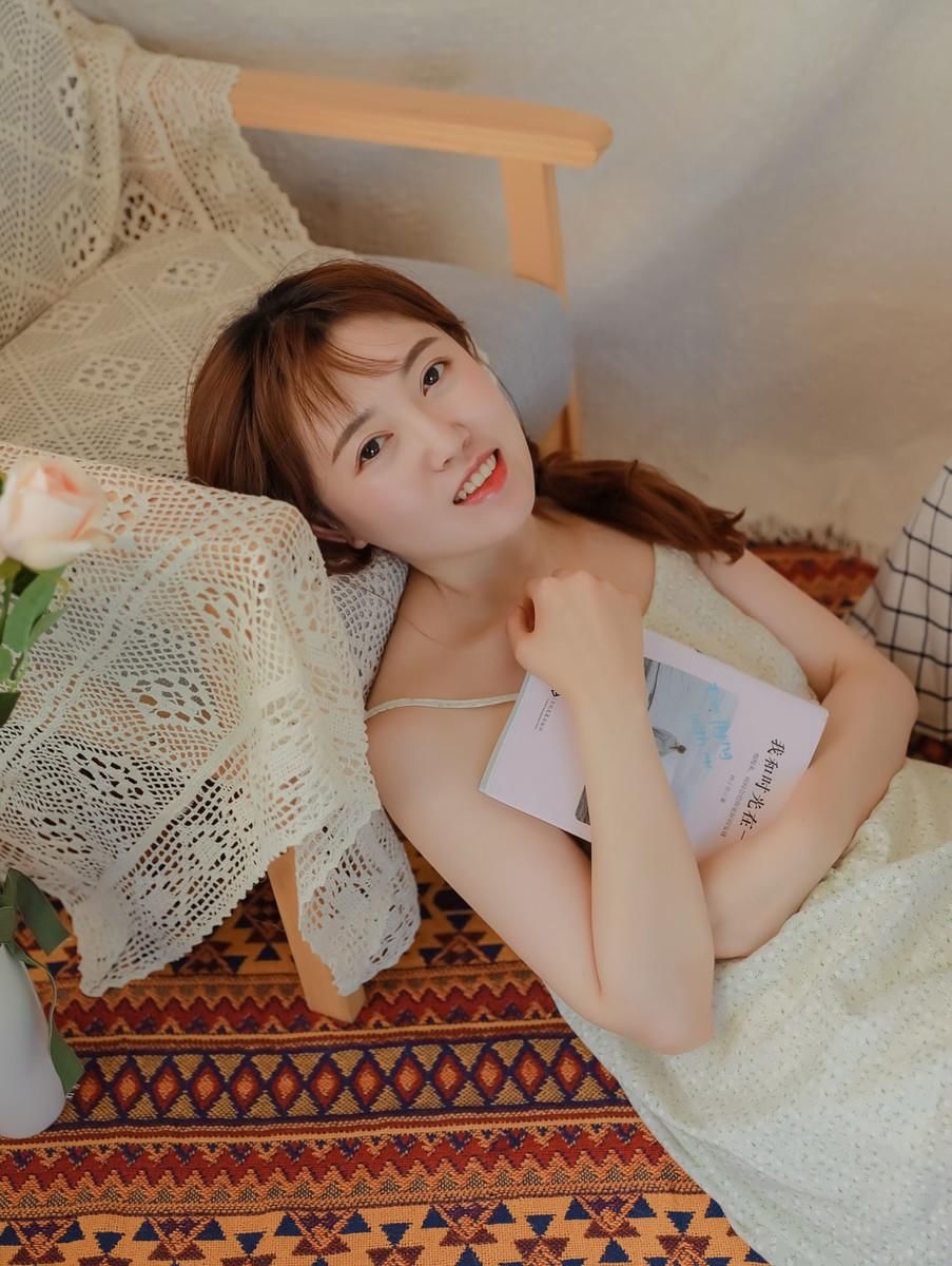 文艺清新美女性感吊带裙写真图片