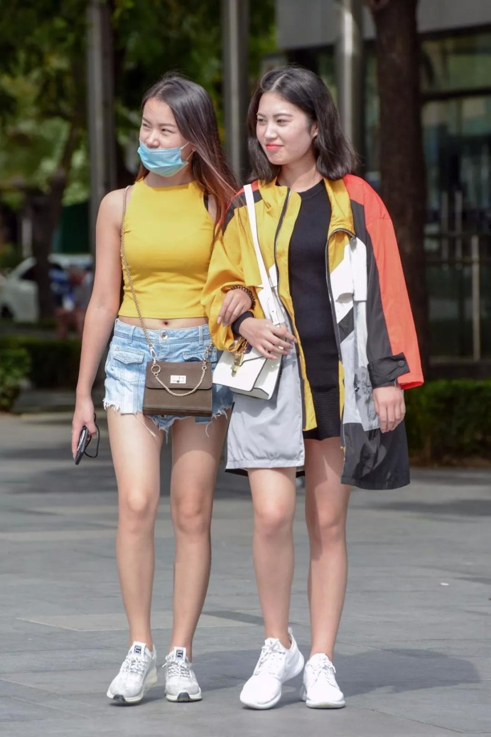 街拍：一对性感姐妹花逛街，如阳光一般明艳，在街上很亮眼