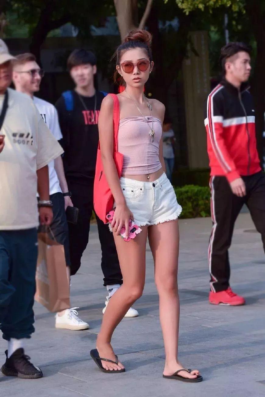 粉色露脐背心搭配白色热裤,温婉如水不羁性感