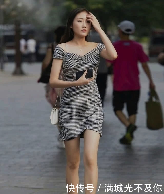 [ 身穿]尽显标准身材，网友直呼：喜欢上了，路人街拍：小姐姐身穿灰色连衣裙