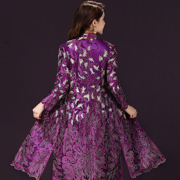 中秋弟弟结婚，老妈穿欧式“红酒裙出席，端庄优雅，美的惊艳四方