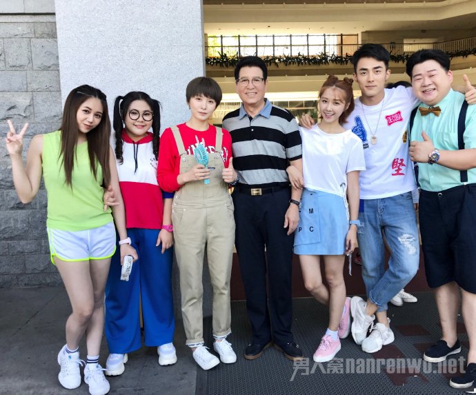 关晓彤爸爸晒合影 网友回应:这是帮女儿撇清分手传闻