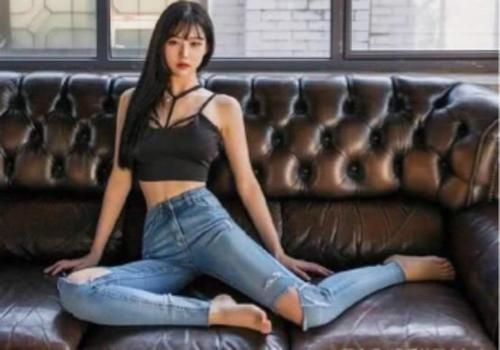 牛仔裤勾勒出的完美曲线，成功打造出好身材，让人移不开眼睛！