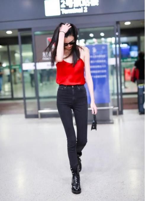 奚梦瑶厉害了，穿真丝吊带睡衣就敢出门，网友：千万别弯腰