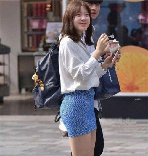 『美女』美丽动人的美女街拍:清澈甜美的美女,给你清新的感觉