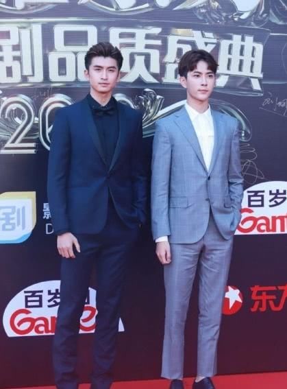 关晓彤穿透视裙走红毯,黑色内衣看的一清二楚