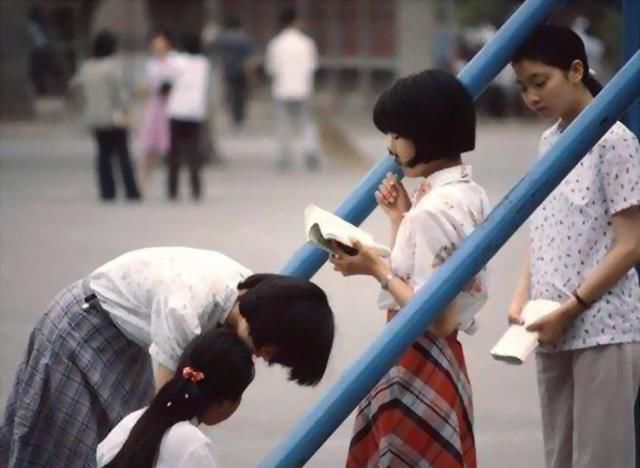 褪色老照片：直击80年代的素颜美女！