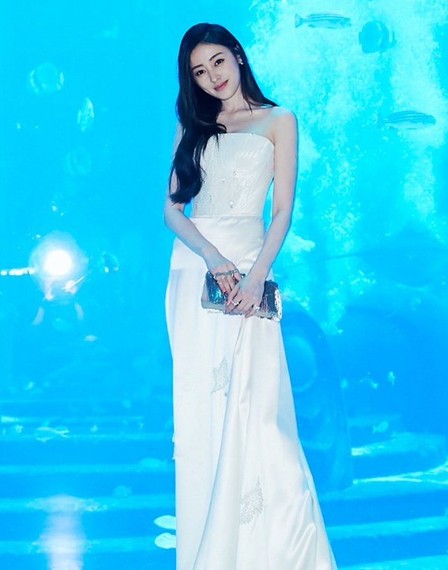 张天爱真“作”，上半身过冬，下半身过夏，两极分化竟然也时髦!