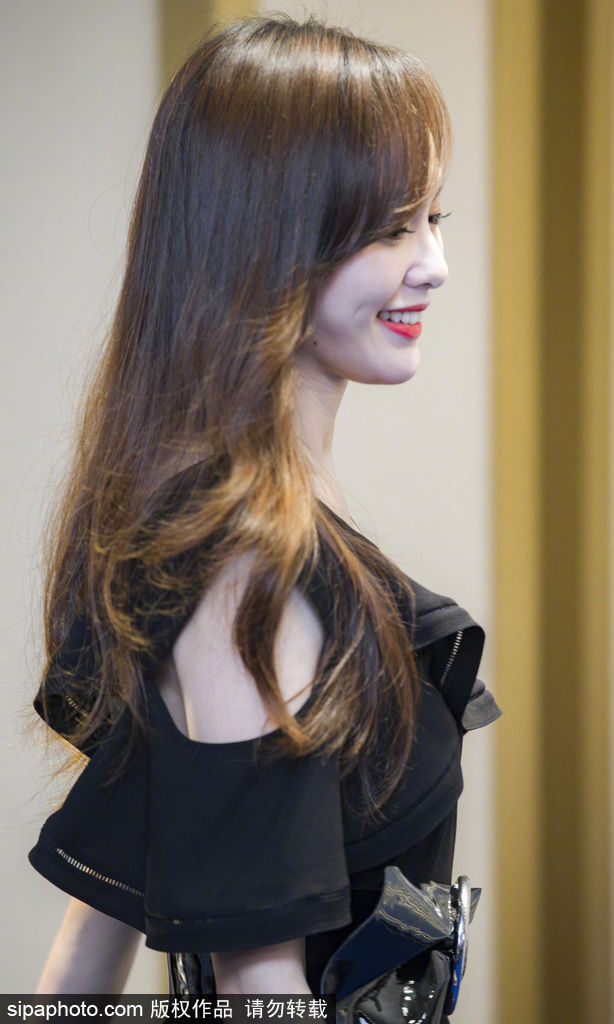 唐嫣在南京出席品牌活动,一身黑色长裙半露香肩美翻天,美美的