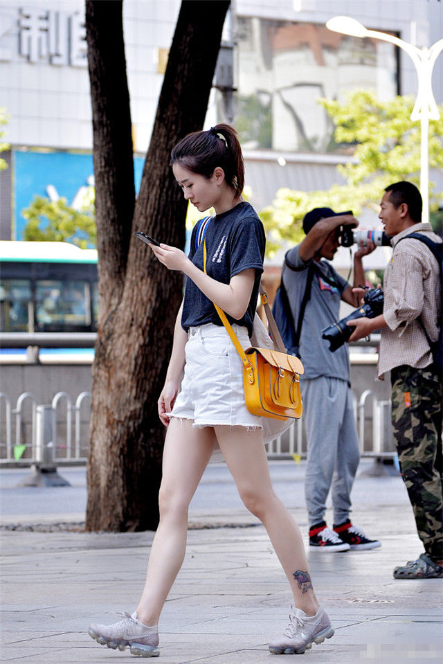 街拍路人，清爽靓丽的穿搭参考，让你变得更加的美丽动人