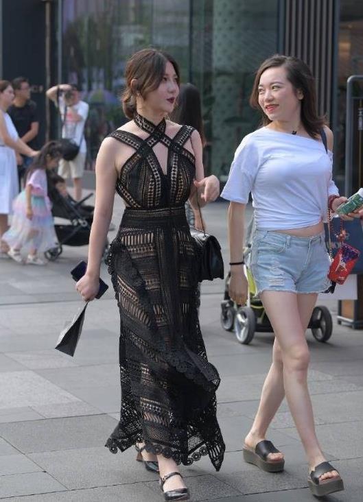 『拥有』街拍追求不同风格的美,露背裙你值得拥有