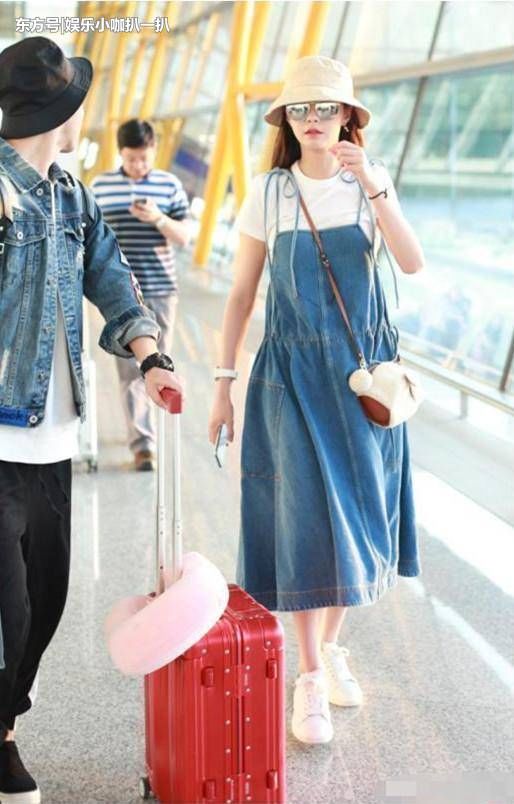 沈梦辰穿牛仔短裤还很破 网友: 男人看到后都怀疑人生 了