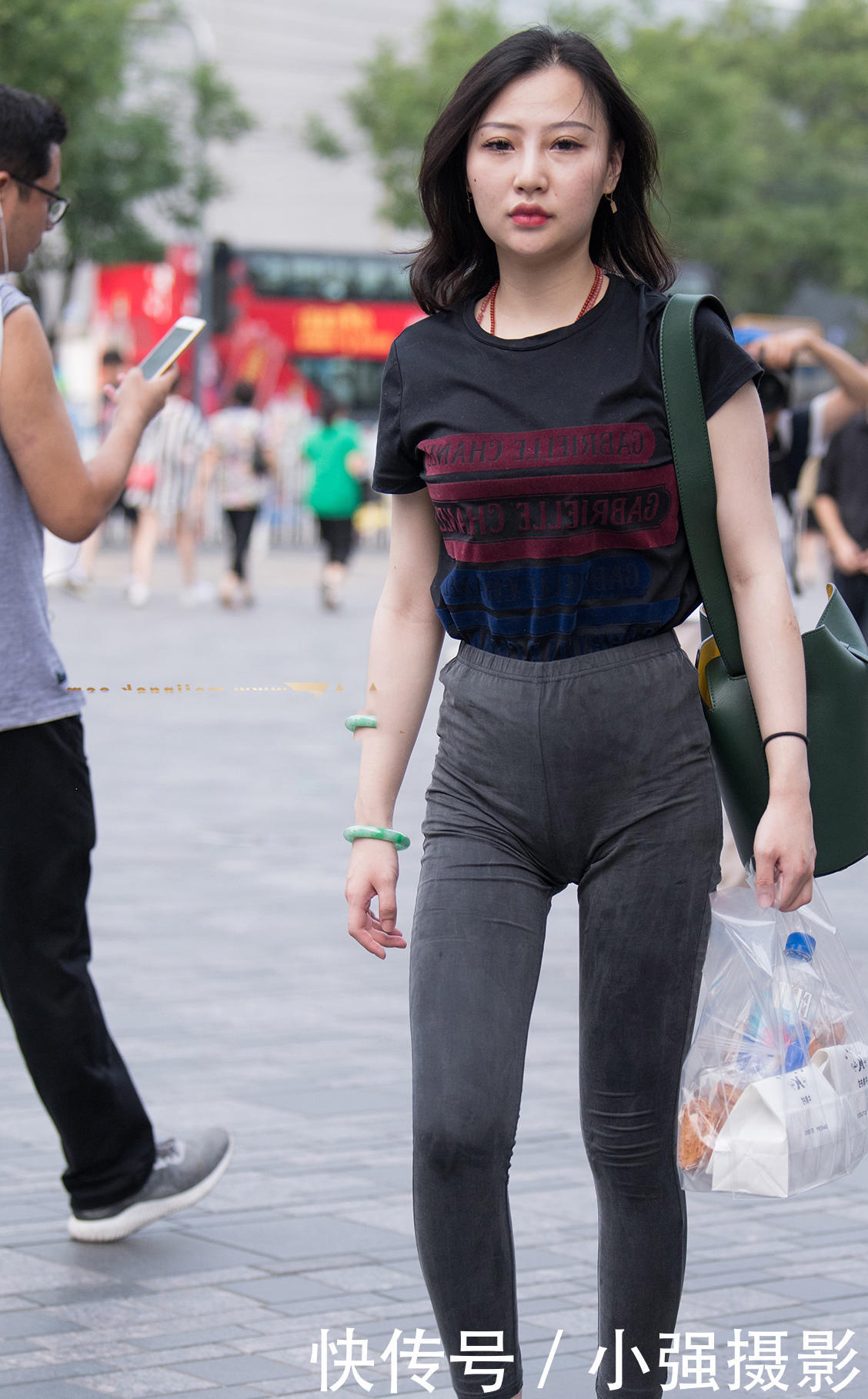 气质小姐姐下身是一件紧身裤，高腰的设计很好的修饰了整体的比例