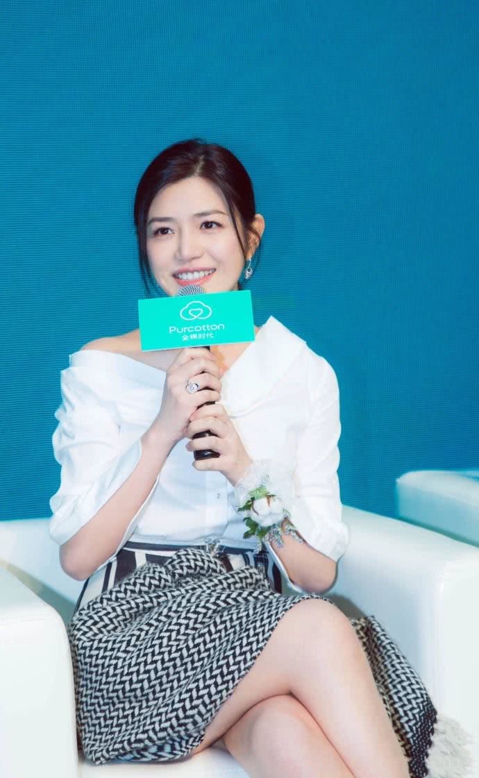 陈妍希出席活动，裙子有点短，幸亏有块布能盖一盖!