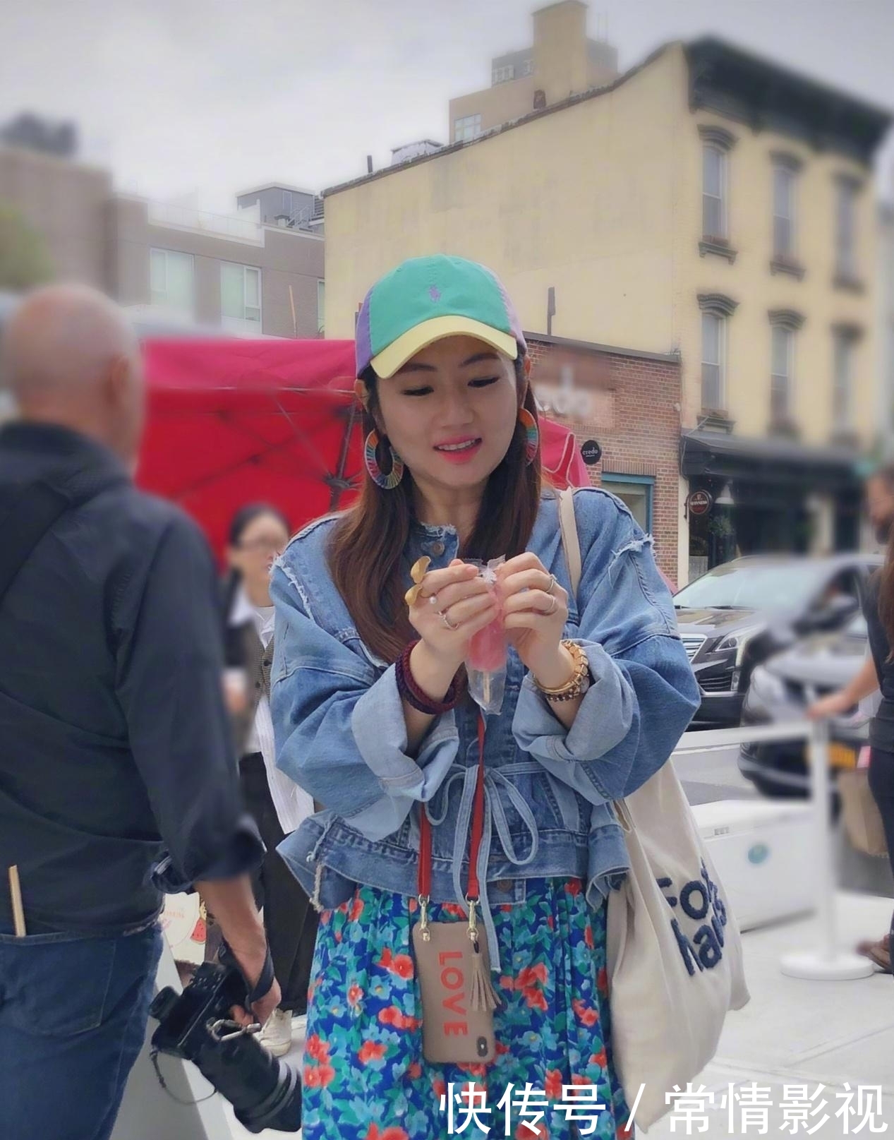  「也能够」离婚后的Selina更美了！牛仔外套搭配碎花裙，圆脸也有女神范儿