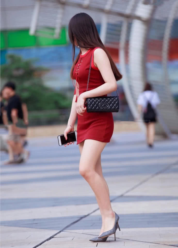 小姐姐红色连衣短裙把好身材包裹的恰到好处，纤纤玉腿真的很吸睛