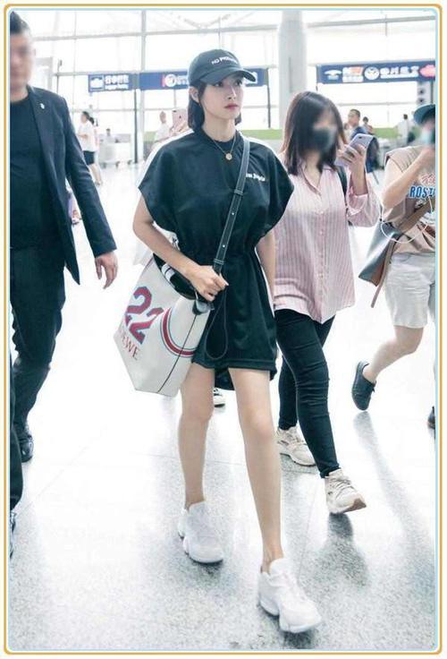 本以为穿黑色衬衫裙的蒋欣腿已经够细了，但看到宋茜，我沉默了！