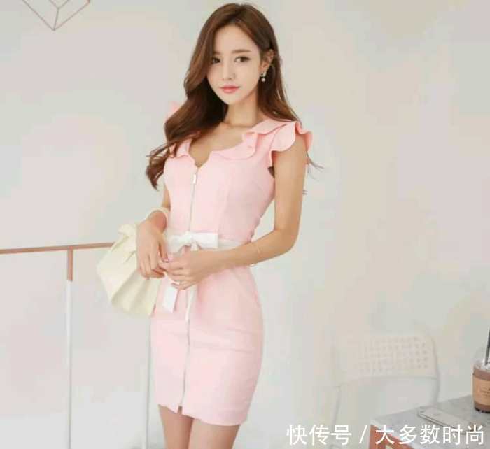 街拍:美女一身紧身包臀裙子,直接显示出自己的臀围,很漂亮