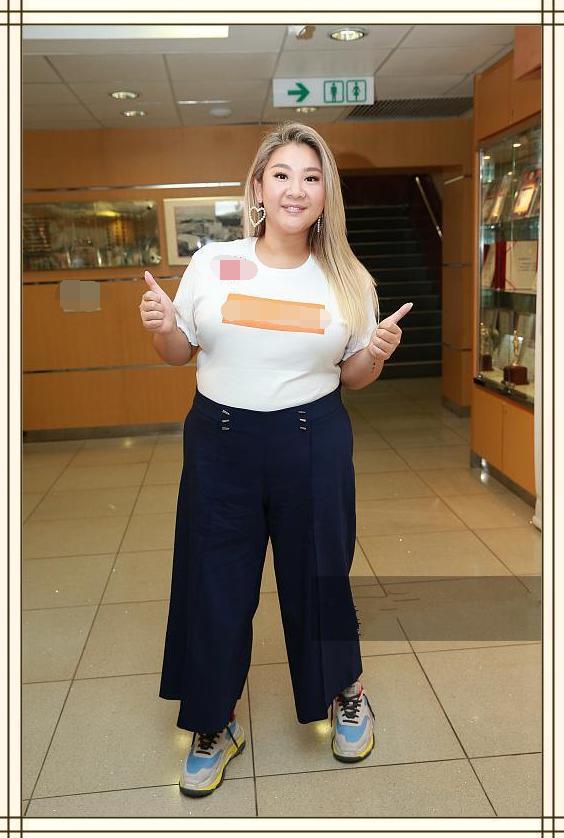 当180斤郑欣宜和110斤蒋欣同穿阔腿裤，网友：微胖真的不用减肥！