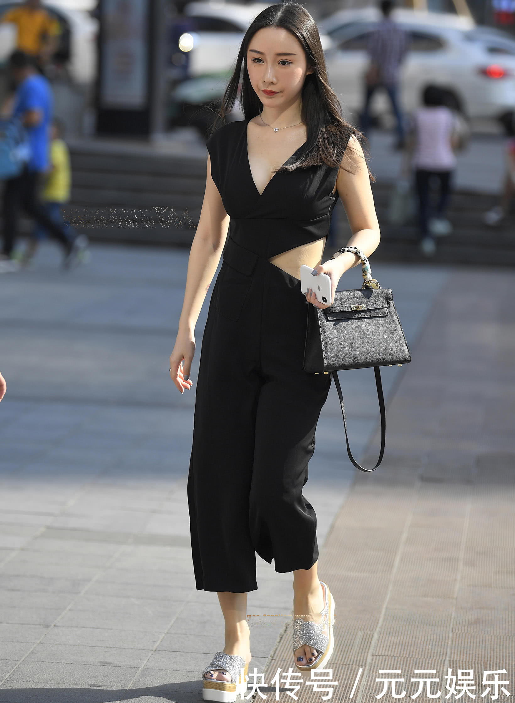 气质小姐姐紧身连体裤勾勒珠圆玉润的曲线，柔美身段很是吸睛