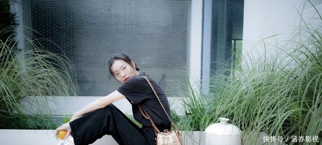 『苗条』刘雯不愧是超模出身,简约黑T加阔腿裤,也能穿出满满时尚感